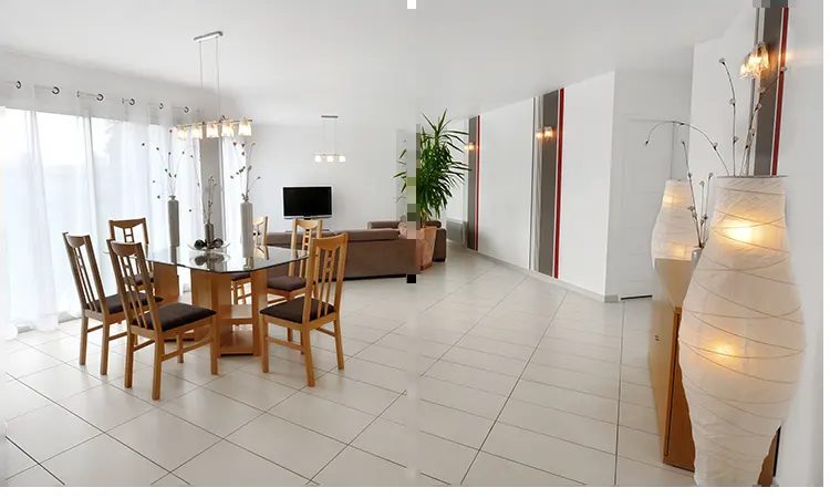 Pièce terminée : murs blancs et bandes décoratives